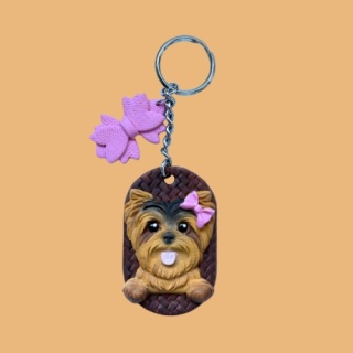 Brelok z glinki polimerowej - piesek z kokardką