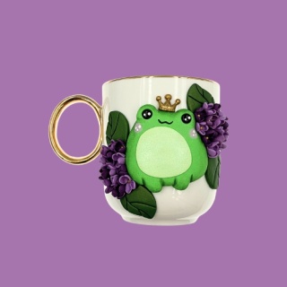 Kubek kolekcjonerski ręcznie zdobiony - Żabi król w kwiatach bzu