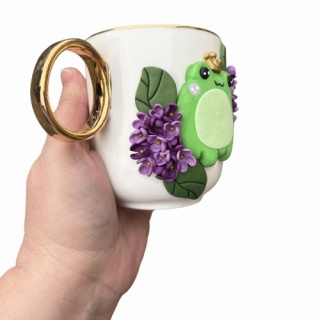 Kubek kolekcjonerski ręcznie zdobiony - Żabi król w kwiatach bzu