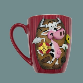 Kubek kolekcjonerski ręcznie zdobiony - Śmieszna krowa z prezentem
