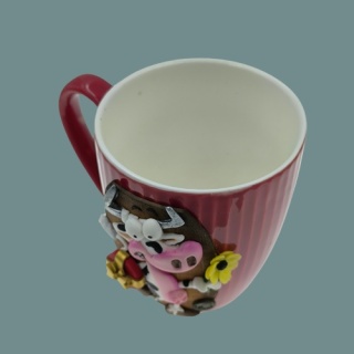 Kubek kolekcjonerski ręcznie zdobiony - Śmieszna krowa z prezentem